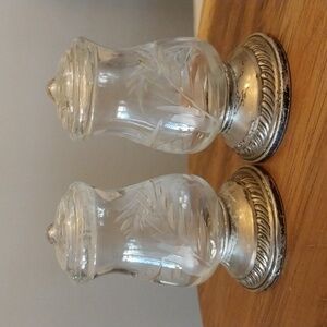 Pair Quaker Sterling Silver Etched Glass Salt & Pepper Shakers